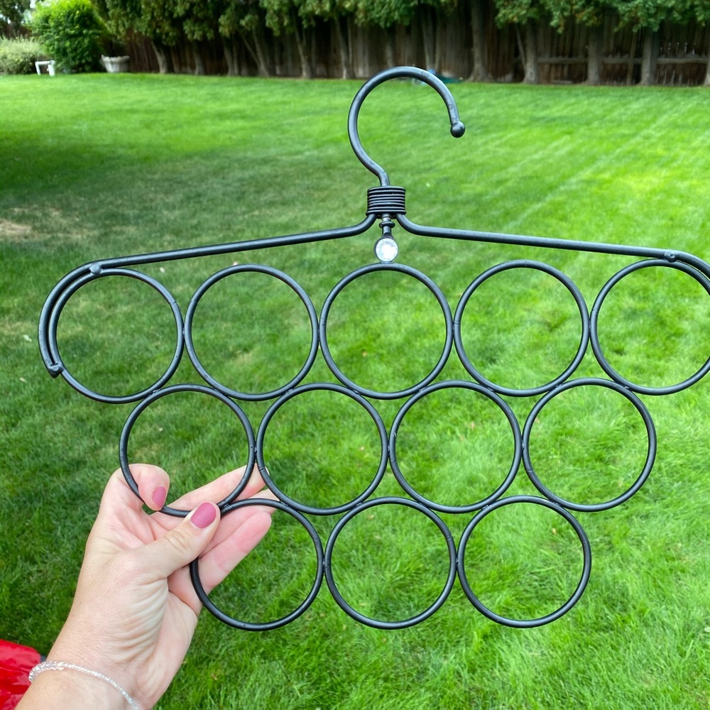 Scarf hanger